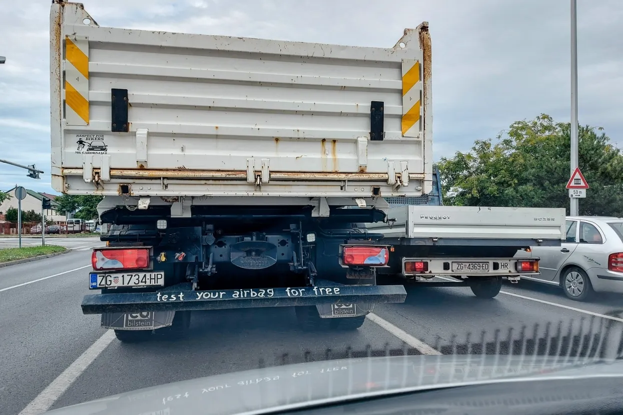 17.08.2021., Zagreb - Branimirova ulica. Na kamionu ispisao: test your airbag for free! Simpatican, smijesan ili provokativan natpis? Mnogi ce ga shvatiti na razne nacine ali svakako upozorava na opreznost u prometu. Photo: Sanjin Strukic/PIXSELL