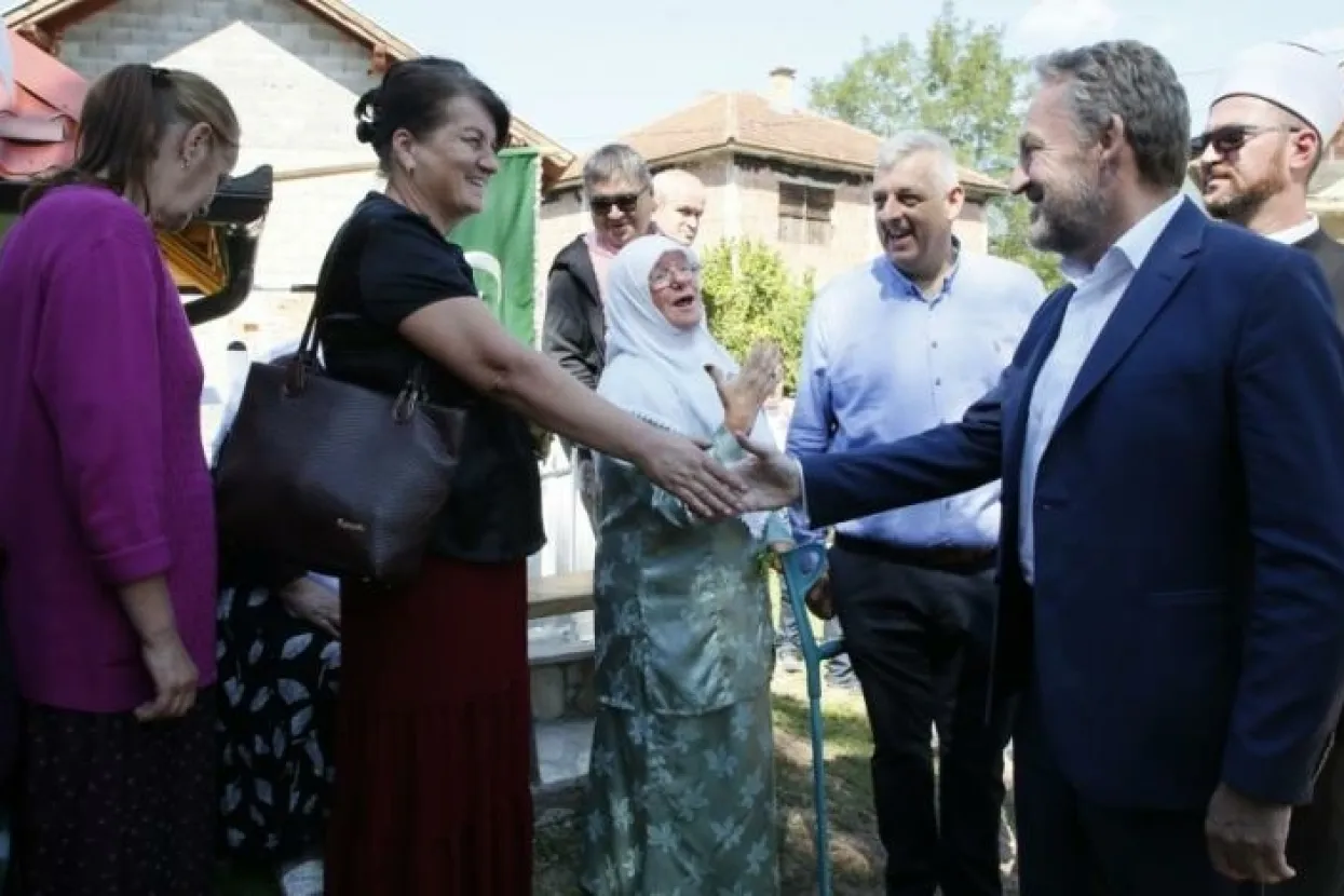 Izetbegović u Omeragićima