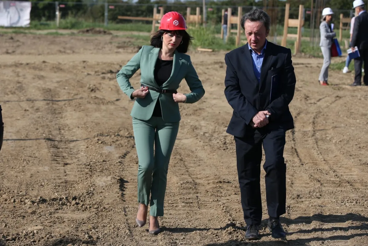 06.09.2021., Osijek - Ministrica regionalnog razvoja i fondova EU Natasa Tramisak zajedno sa zupanom Ivanom Anusicem i dogradonacelnikom Osijeka Draganom Vulinom obisla je gradiliste Gospodarskog centra i tom prigodom urucila ugovore o sufinanciranju provedbe EU projekta s podrucja Osjecko-baranjske zupanije. Photo: Davor Javorovic/PIXSELL