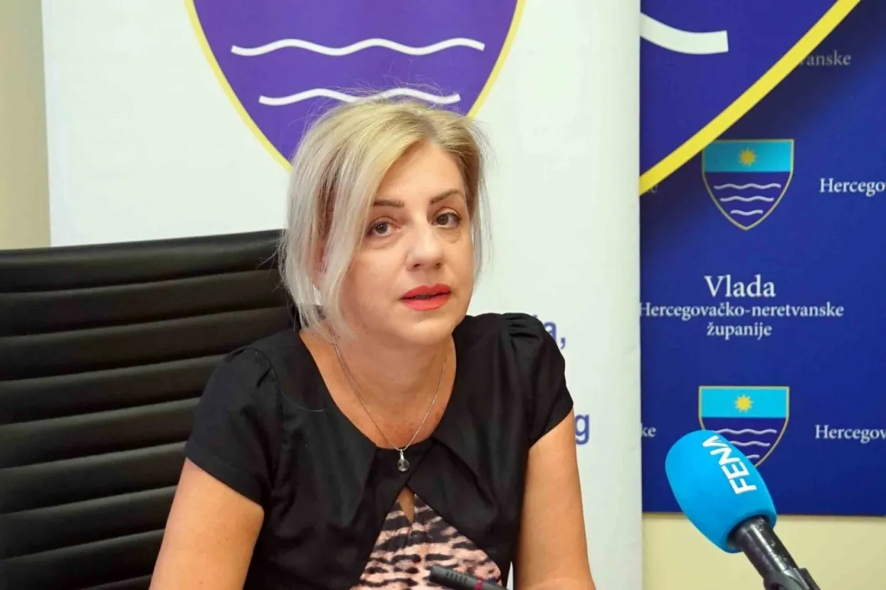 Predstavnici sindikata srednjeg obrazovanja u Hercegovačko-neretvanskoj županiji i županijski ministar obrazovanja Rašid Hadžović potpisali su u četvrtak u Mostaru Kolektivni ugovor za djelatnost srednjeg obrazovanja u HNŽ.