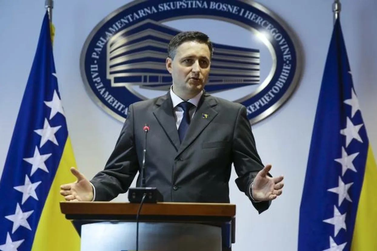 Sarajevo, BiH - 16. juni 2017: Denis Bećirović, poslanik u Predstavničkom domu Parlamentarne skup&scaron;tine BiH održao je danas konferenciju za novnare povodom prijedlog zakona o dopunama Krivičnog zakona BiH, koji je on jučer uputio. Bećirević je istakao da je u BiH u 21. vijeku genocid ponovljiv. Dodao je da je to te&scaron;ka konstatacija, ali da to govori jer se genocid u BiH i dalje negira i da se i dalje veličaju ratni zločinci. (Samir Yordamovi&ccedil; - Anadolu Agency)