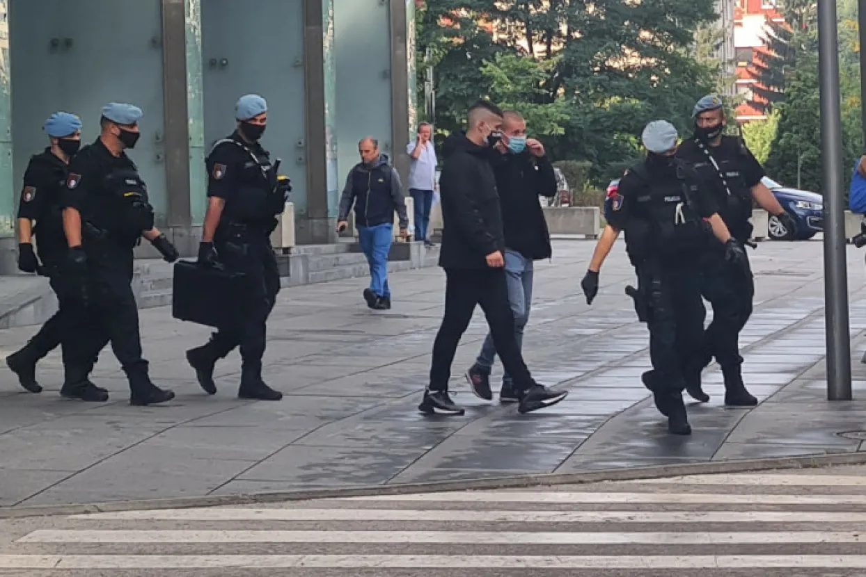 Policajci iznose dokazni materijal