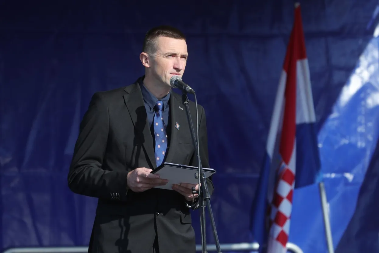 13.10.2018., Vukovar - Na glavnom gradskom trgu odrzan je prosvjed u znak protesta na neprocesuiranje ratnih zlocina pocinjenih na podrucju Vukovara. Gradonacelnik Vukovara i organizator prosvjeda Ivan Penava. Photo: Sanjin Strukic/PIXSELL