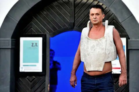 Dalibor Nikolić, performas "Kameni prsluk"