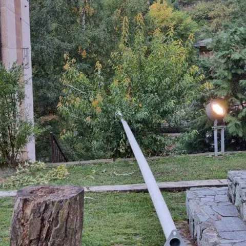 Sru&scaron;eni jarbol u dvori&scaron;tu crkve sv. Mihovila u Vare&scaron;u