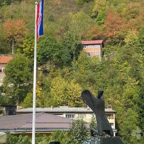 Zastava Hrvata u Vare&scaron;u