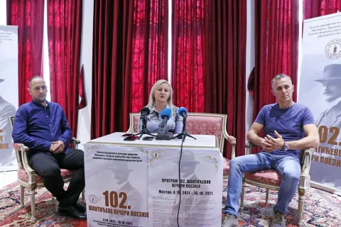 MOSTAR, 1. listopada - Konferencija za novinare u povodu &Scaron;antićevih večeri poezije održana je u Vladičanskom dvoru u Mostaru.