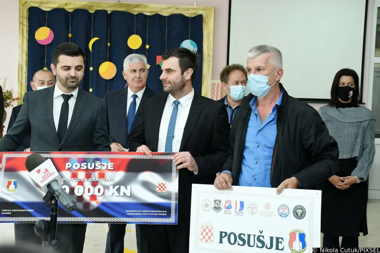 12.10.2021.,Petrinja - Izaslanstvo Hrvata Bosne i Hercegovine, predvodjeno predsjednikom Hrvatskog narodnog sabora BiH, Draganom Covicem, u pratnji potpredsjednika Vlade Tomom Medvedom, ministrom obrazovanja Radovanom Fuchsom, sisacko-moslavackim zupanom Ivanom Celjakom te drugim duznosnicima obisao je OS Dragutina Tadijanovica koja je sanirana od posljedica potresa sredstvima iz donacije Hrvata iz BiH.


&nbsp;