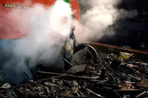 Uga&scaron;en požar u luci Ploče