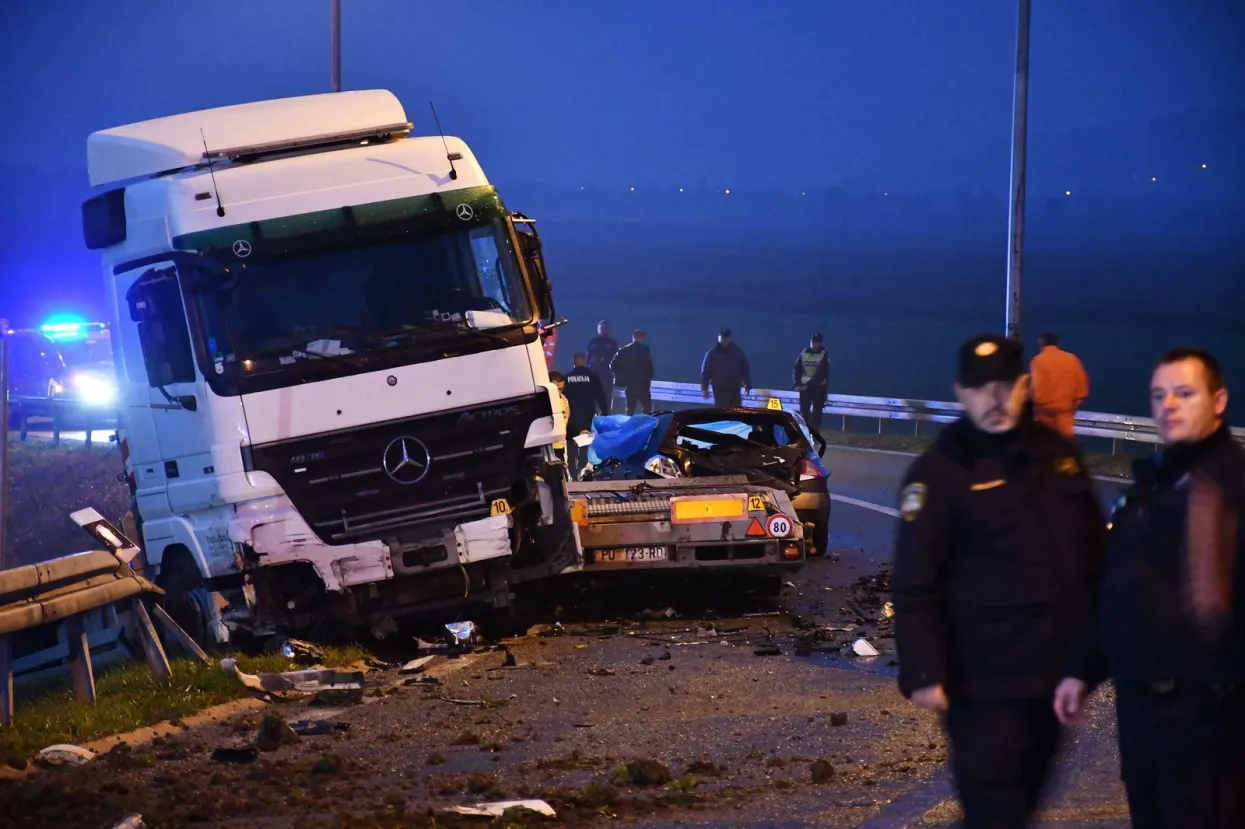22.10.2021., Okucani - U teskoj prometnoj nesreci na autocesti A3 kod Okucana ismrtno stradale tri osobe. Teretnim automobilom hrvatskih nacionalnih oznaka upravljao je 25-godisnji drzavljanin Republike Hrvatske, dok su se u osobnom automobilu nalazile tri osobe. Photo: Ivica Galovic/PIXSELL
