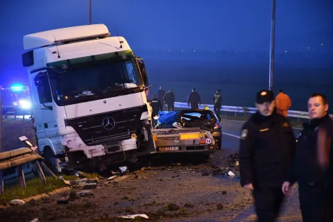 22.10.2021., Okucani - U teskoj prometnoj nesreci na autocesti A3 kod Okucana ismrtno stradale tri osobe. Teretnim automobilom hrvatskih nacionalnih oznaka upravljao je 25-godisnji drzavljanin Republike Hrvatske, dok su se u osobnom automobilu nalazile tri osobe. Photo: Ivica Galovic/PIXSELL