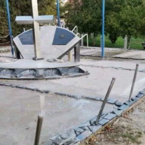 O&scaron;tećeni spomenik