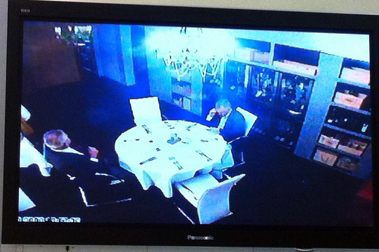 Zagreb, 18.11.2011 - Snimka sastanka Ive Sanadera s predsjednikom uprave MOL-a Zsoltom Hernadijem u jednom zagrebačkom restoranu ipak je zakonit dokaz na suđenju bivem premijeru i predsjedniku HDZ-a optuenom za uzimanje provizije od Hypo banke i primanje 10 milijuna eura mita kako bi mađarskoj naftnoj kompaniji omogućio preuzimanje upravljačkih prava u Ini. Na slici snimka s televizijskog prijemnika koja je prikazana u sudnici.
foto FaH/ ds