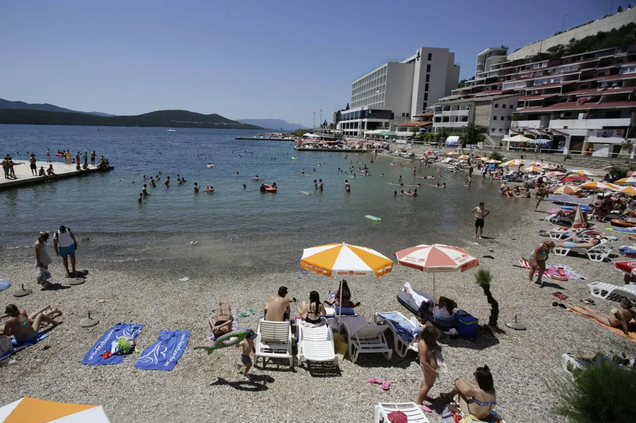 Neum - Gradjani Bosne i Hercegovine napunili plaze. Photo: Denis Kapetanovic /PIXSELL