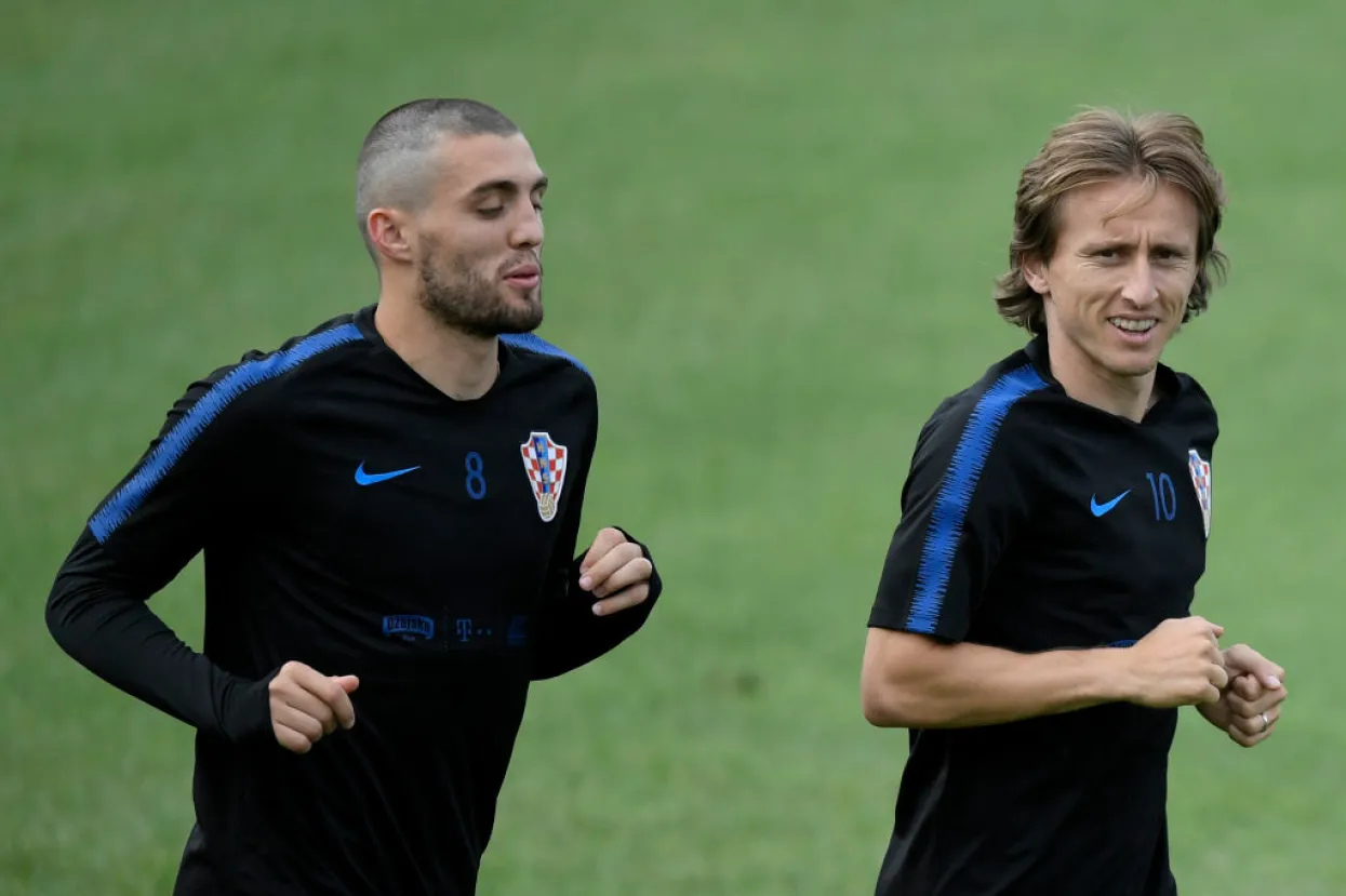 Croatia's midfielder Mateo Kovacic (L) and Croatia's midfielder Luka Modric (R) attend a training session at the Roschino Arena, outside Saint Petersburg, on June 23, 2018, during the Russia 2018 World Cup football tournament. (Photo by GABRIEL BOUYS/AFP) (Photo credit should read GABRIEL BOUYS/AFP via Getty Images)