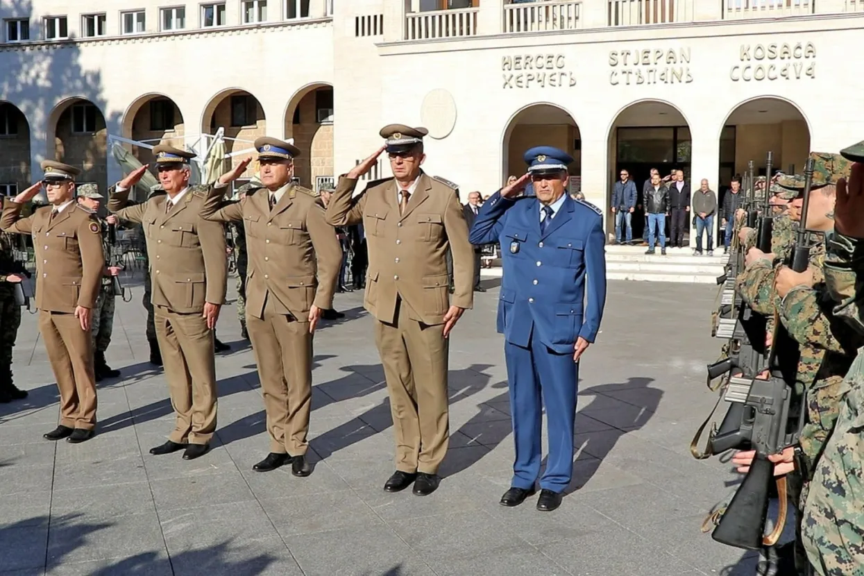 MOSTAR, 29. listopada - Polaganjem vijenaca i paljenjem svijeća kod spomenika braniteljima ispred Hrvatskog doma hercega Stjepana Kosače te misom u katedrali Marije Majke Crkve u Mostaru je u organizaciji Ministarstva obrane (MO) BiH i Oružanih snaga (OS) BiH obilježen blagdan Svih svetih i Du&scaron;ni dan.)