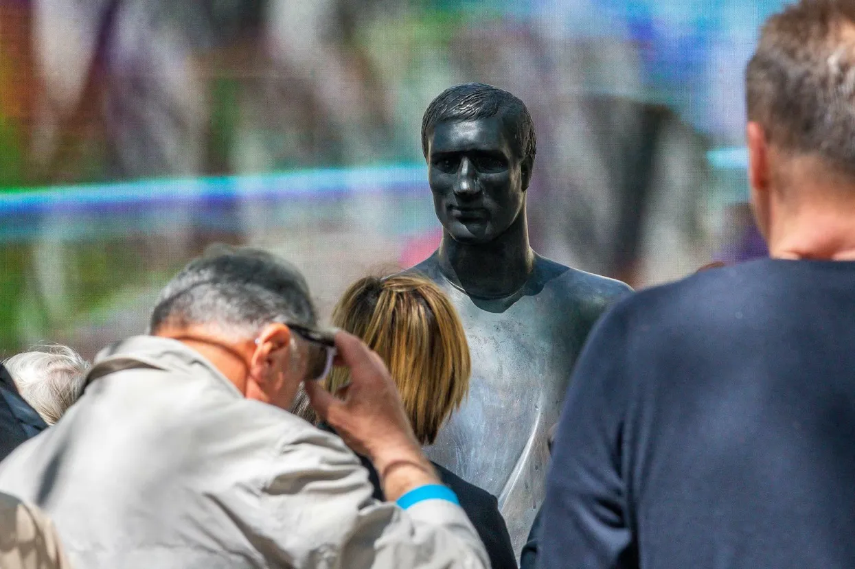 Spomenik Mati Parlovu.