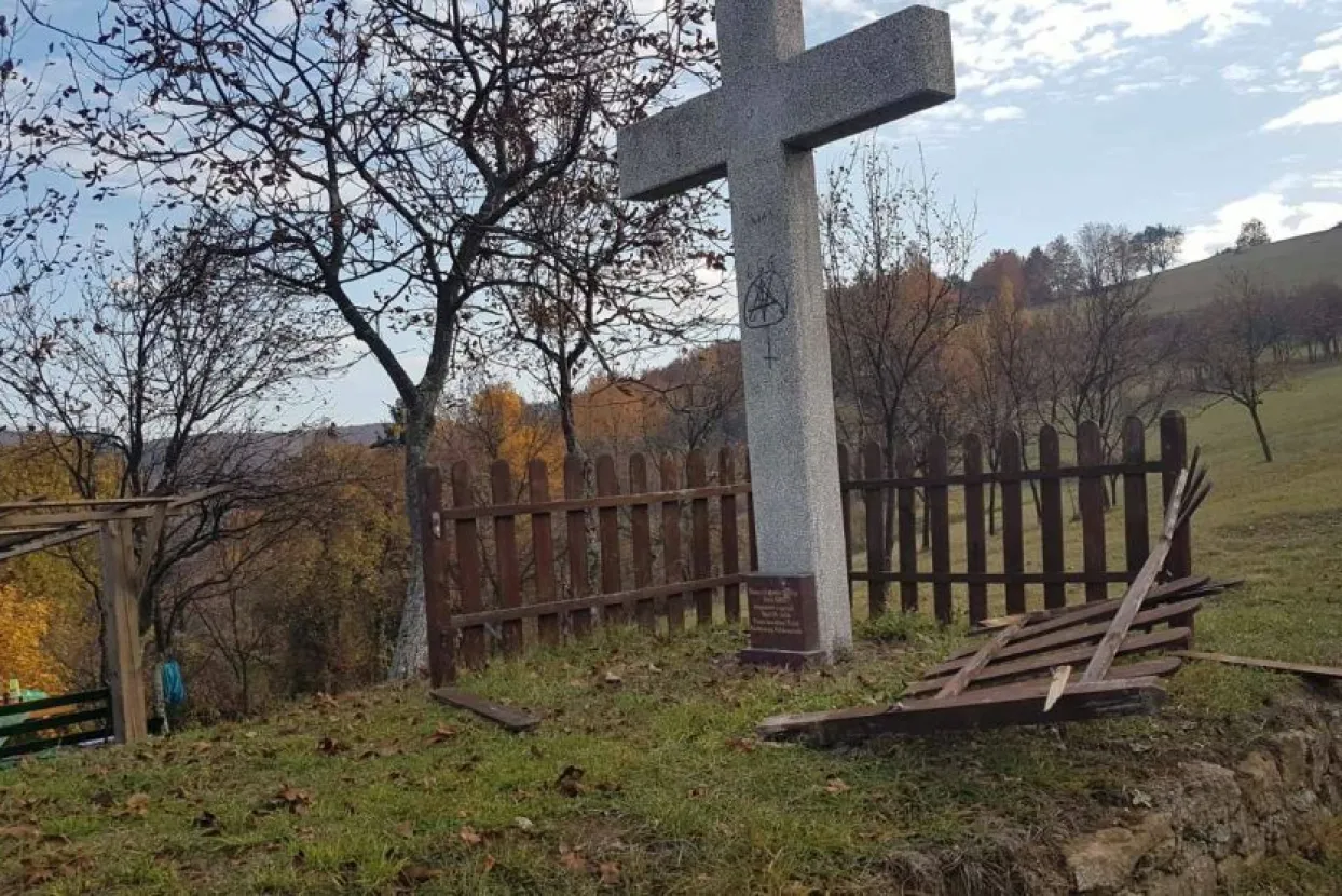 Oskrnavljen križ u Zenici