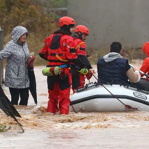 05.11.2021., Sarajevo - Velike poplave u Ilidzi, predgradju Sarajeva. Usljed ogromnih kisnih padavina doslo je do porasta visine vodostaja na svim vodotocima na podrucju Kantona Sarajevo. Zabiljezeno je izlijevanje rijeke Bosne i Zeljeznice iz korita na lokalitetu opcine Ilidza. Poplavljena su dvorista, domovi, pa i kompletna naselja.