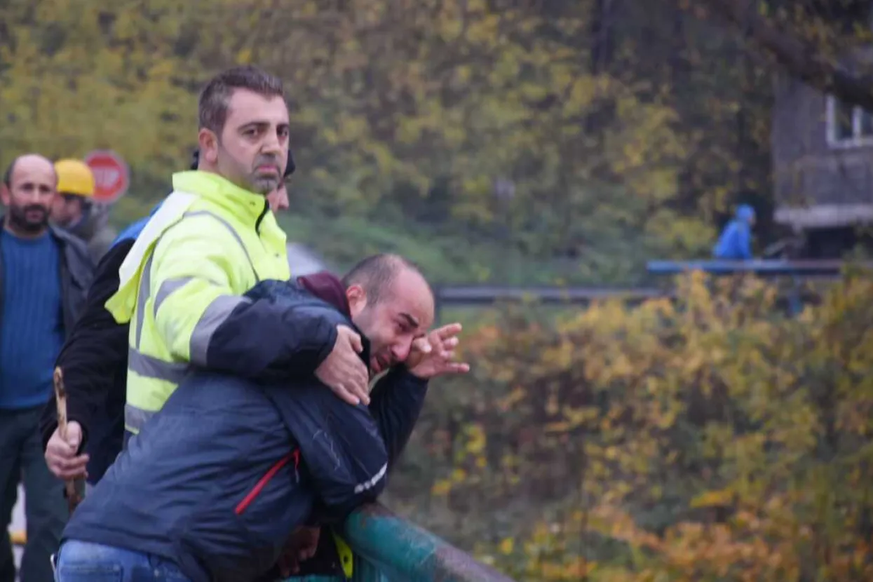 Uplakane kolege nastradalih radnika