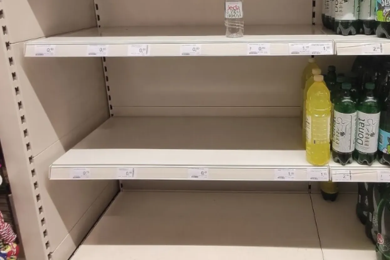 Nastašica flaširane vode u trgovinama