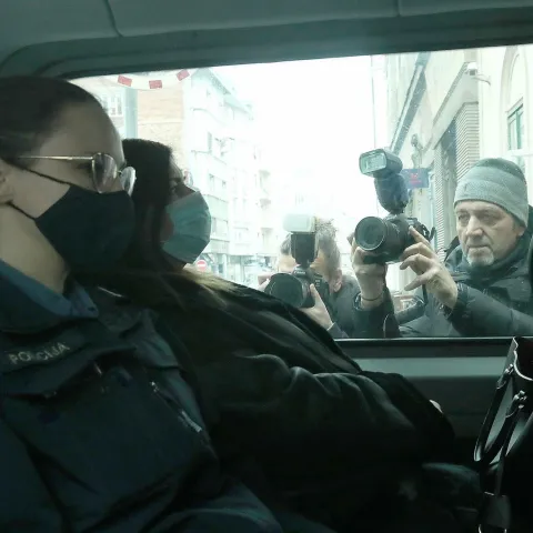 11.11.2021., Zagreb - Po nalogu Ureda europske javne tuziteljice (EPPO), policija je u Vinkovcima uhitila bivsu ministricu regionalnoga razvoja i fondova EU Gabrijelu Zalac. U istoj akciji u Zagrebu je uhicen aktualni ravnatelj Sredisnje agencije za financiranje i ugovaranje programa i projekata EU (SAFU) Tomislav Petric, a na podrucju Splita poduzetnici Marko Jukic, vlasnik informaticke tvrtke Ampelos, kojoj je 2018. na temelju natjecaja dodijeljen posao izrade softvera tezak 16,24 milijuna kuna, te Mladen Simunac, vlasnik tvrtke Micro projekt i prijatelj Gabrijele Zalac. Cetvero osumnjicenih u aferi Softver prepraceno je pred suca istrage zagrebackog Zupanijskog suda po nalogu EPPO uz prijedlog odredjivanje istraznog zatvora protiv svih okrivljenika.