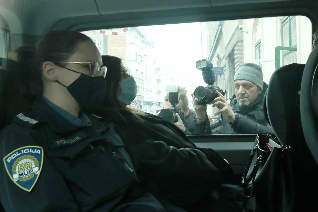 11.11.2021., Zagreb - Po nalogu Ureda europske javne tuziteljice (EPPO), policija je u Vinkovcima uhitila bivsu ministricu regionalnoga razvoja i fondova EU Gabrijelu Zalac. U istoj akciji u Zagrebu je uhicen aktualni ravnatelj Sredisnje agencije za financiranje i ugovaranje programa i projekata EU (SAFU) Tomislav Petric, a na podrucju Splita poduzetnici Marko Jukic, vlasnik informaticke tvrtke Ampelos, kojoj je 2018. na temelju natjecaja dodijeljen posao izrade softvera tezak 16,24 milijuna kuna, te Mladen Simunac, vlasnik tvrtke Micro projekt i prijatelj Gabrijele Zalac. Cetvero osumnjicenih u aferi Softver prepraceno je pred suca istrage zagrebackog Zupanijskog suda po nalogu EPPO uz prijedlog odredjivanje istraznog zatvora protiv svih okrivljenika.