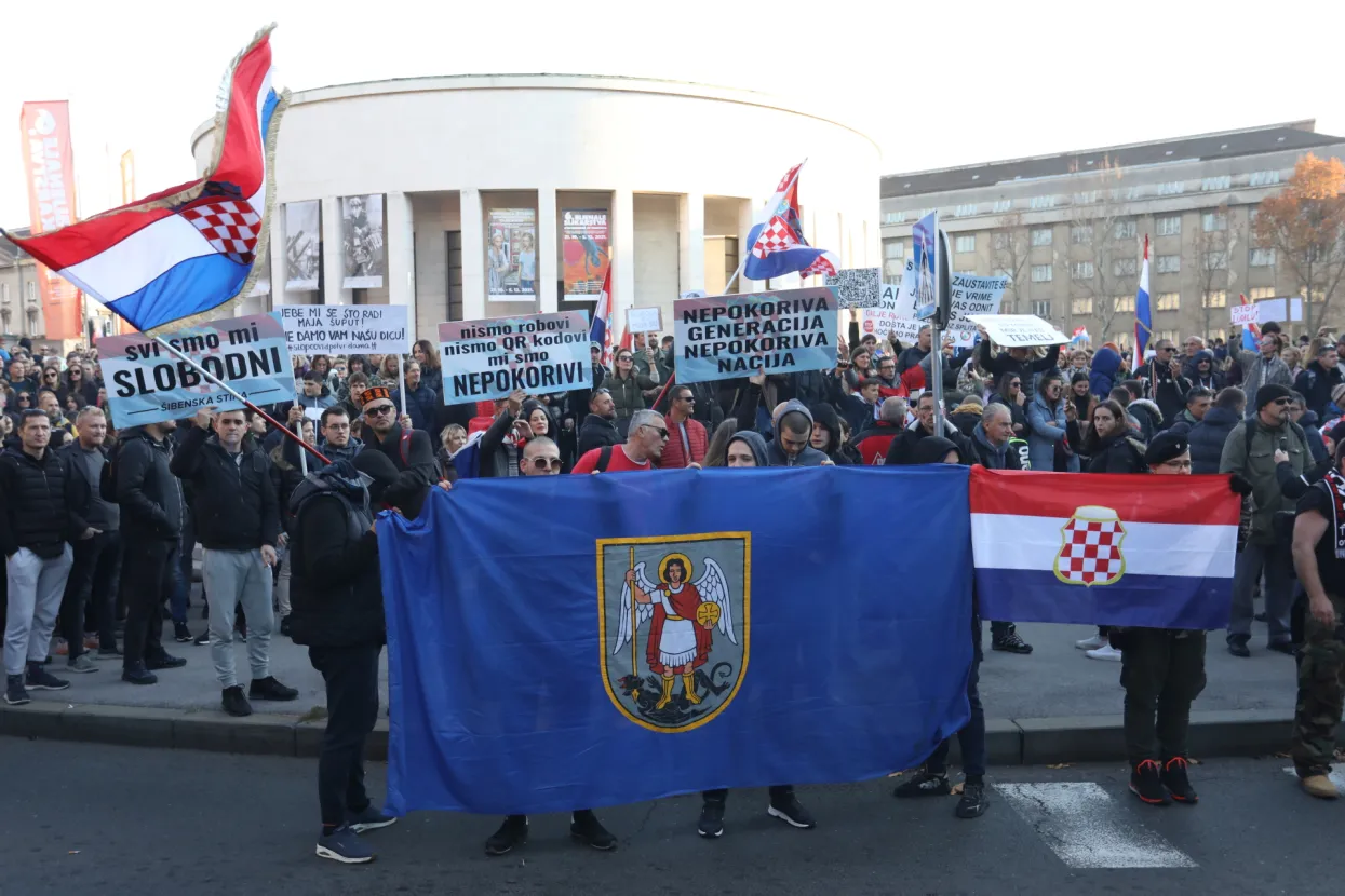 U Zagrebu se u subotu održava prosvjed protivnika COVID potvrda i epidemiolo&scaron;kih mjera, a nekoliko tisuća građana pristiglih iz različitih dijelova Hrvatske krenulo je u dvije povorke prema Trgu bana Jelačića odakle će na skupu od Vlade tražiti ukidanje Covid potvrda.