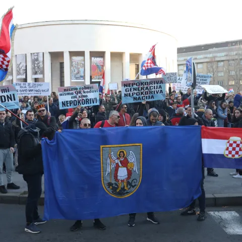 U Zagrebu se u subotu održava prosvjed protivnika COVID potvrda i epidemiolo&scaron;kih mjera, a nekoliko tisuća građana pristiglih iz različitih dijelova Hrvatske krenulo je u dvije povorke prema Trgu bana Jelačića odakle će na skupu od Vlade tražiti ukidanje Covid potvrda.