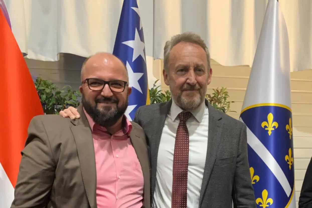 Bakir Izetbegović u zagrljaju pozirao sa svojim radikalnim juri&scaron;nikom