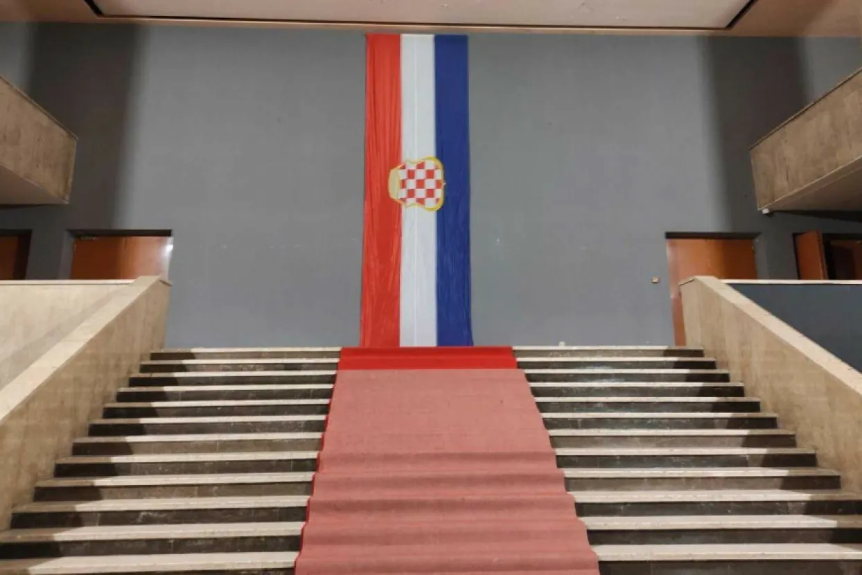 Zastava hrvatskog naroda u BiH u Hrvatskom domu herceg Stjepan Kosača u Mostaru/Ilustracija