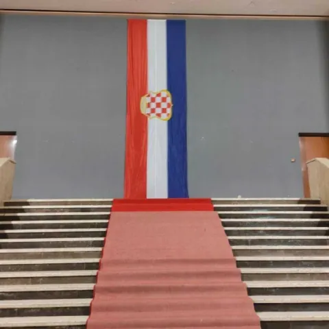 Zastava hrvatskog naroda u BiH u Hrvatskom domu herceg Stjepan Kosača u Mostaru/Ilustracija