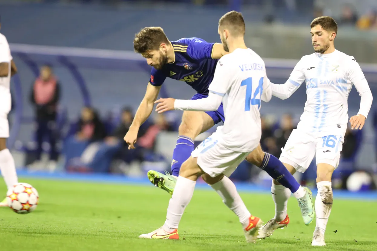 Zagreb, 01.12.2021. - Četvrtfinalna utakmica Hrvatskog nogometnog kupa: Dinamo - Rijeka. Na fotografiji Darko Velkovski (C), Adam Gnezda Čerin (D).