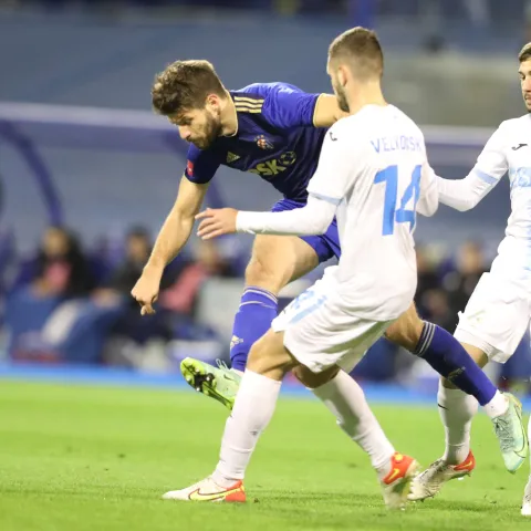 Zagreb, 01.12.2021. - Četvrtfinalna utakmica Hrvatskog nogometnog kupa: Dinamo - Rijeka. Na fotografiji Darko Velkovski (C), Adam Gnezda Čerin (D).