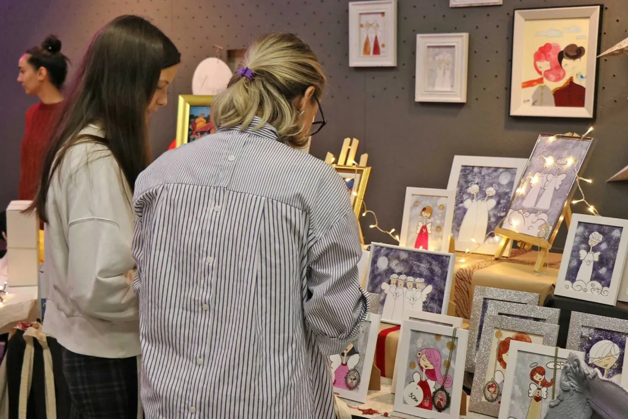 Sajam kreativaca i malih poduzetnika &#39;RUKE Art Bazaar&#39; okupio je u subotu osamnaest malih obrtnika i kreativaca koji su izložili svoje unikatne proizvode u OKC Abrašević u Mostaru