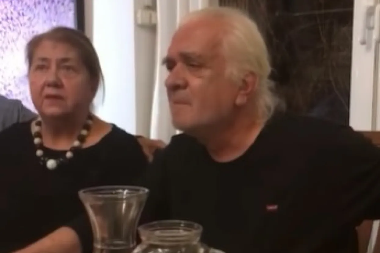 Književnik Mile Stojić pjeva "Da te nije Alija"