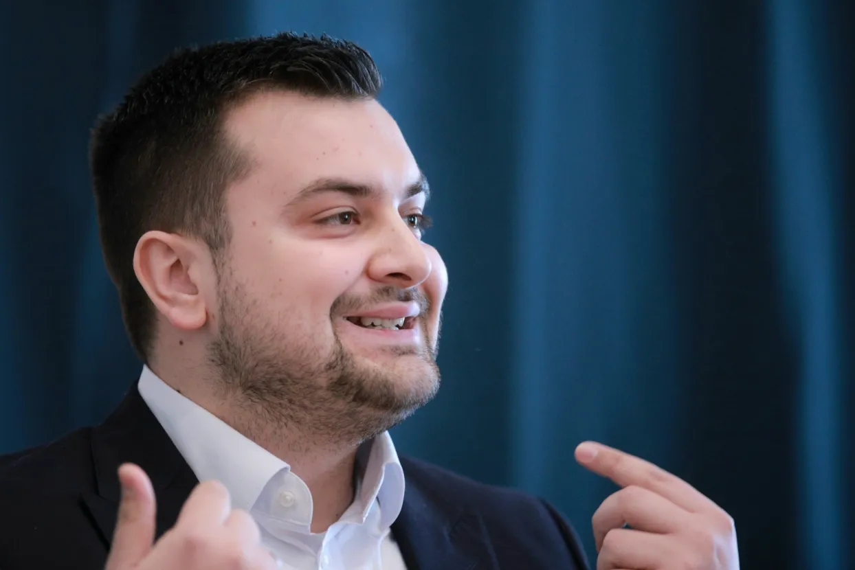 Zagreb,5.12.2021. - Bošnjačko nacionalno vijeće Republike Hrvatske održalo je konferenciju za novinare na temu posljednjih izjava predsjednika Zorana Milanovića u kojima, kako tvrde, relativizira i u određenim momentima i umanjuje opseg počinjenog genocida u Srebrenici te o cjelokupnim događanjima u Bosni i Hercegovini. Govorio je predsjednik Vijeća Armin Hodžić.foto HINA/ Tomislav PAVLEK/ tp