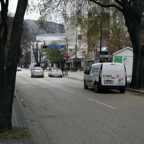 Moguće je da na našim prostorima već imamo osobe zaražene omikron sojem koronavirusa, s obzirom na to da je svijet zbog globalizacije i prometne povezanosti jedno veliko selo, kazala je u izjavi za Fenu epidemiologinja Kristina Bevanda, ravnateljica Doma zdravlja Mostar.