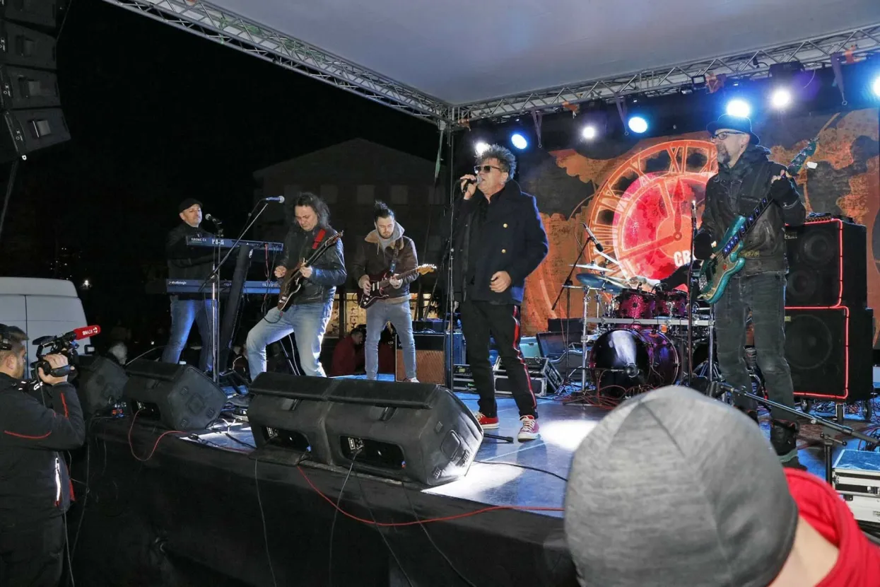 'Advent u Mostaru' Crvena jabuka