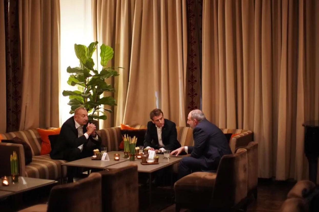 Macron se u Bruxellesu sastao s čelnicima Azerbajdžana i Armenije