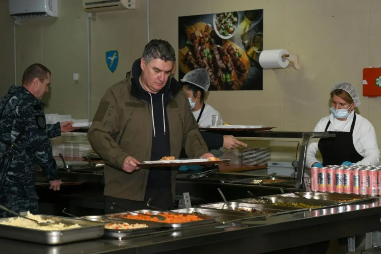 Hrvatski vojnici na Kosovu s Milanovićem jeli bakalar za Badnjak