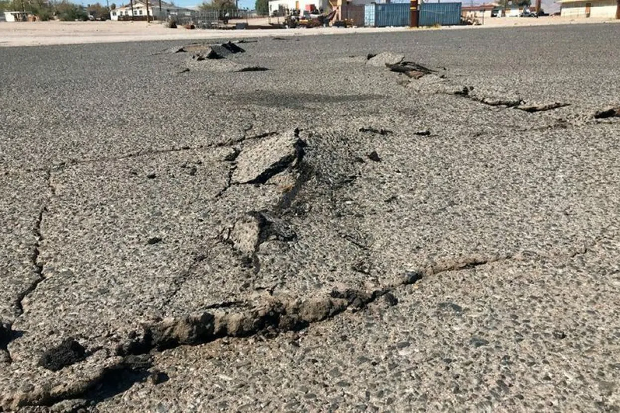 Popucao asfalt nakon potresa