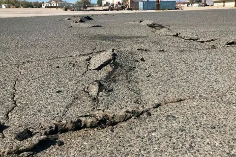Popucao asfalt nakon potresa