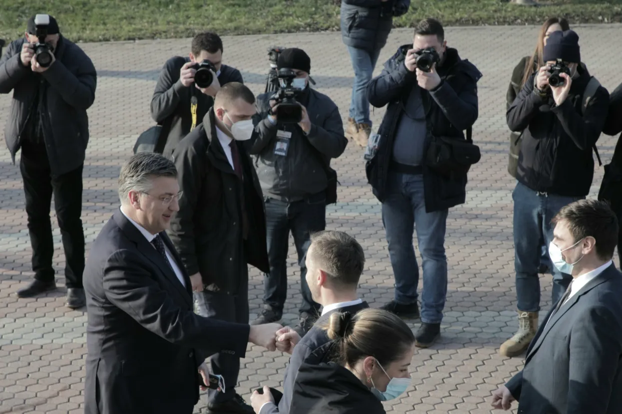 Novska, 12.01.2022 - Predsjednik Vlade Andrej Plenković posjetio je Novsku. Uz predsjednika Vlade nazočni su ministar znanosti i obrazovanja Radovan Fuchs i ministrica kulture i medija Nina Obuljen Koržinek.. foto HINA/ Tomislav Pavlek/ tp