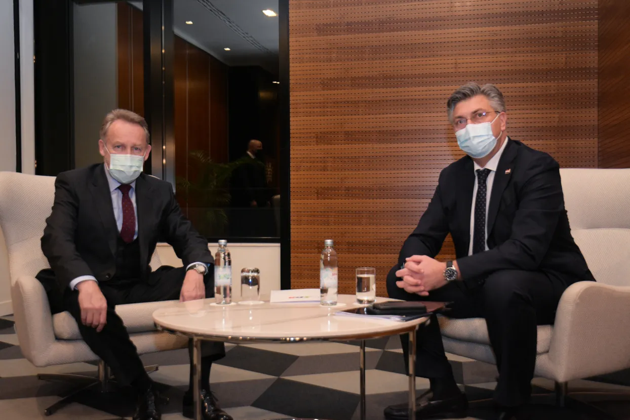 Dubrovnik, 10.01.2022. - Hrvatski premijer Andrej Plenković održao je u ponedjeljak navečer u Dubrovniku radni sastanak s predsjednikom Stranke demokratske akcije (SDA) Bakirom Izetbegovićem o situaciji u BiH i izbornoj reformi u toj zemlji. Na fotografiji Bakir Izetbegović, Andrej Plenković. foto HINA/ Vlada RH/ ml