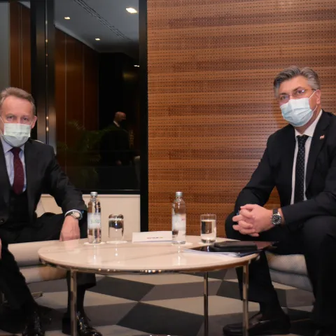 Dubrovnik, 10.01.2022. - Hrvatski premijer Andrej Plenković održao je u ponedjeljak navečer u Dubrovniku radni sastanak s predsjednikom Stranke demokratske akcije (SDA) Bakirom Izetbegovićem o situaciji u BiH i izbornoj reformi u toj zemlji. Na fotografiji Bakir Izetbegović, Andrej Plenković. foto HINA/ Vlada RH/ ml