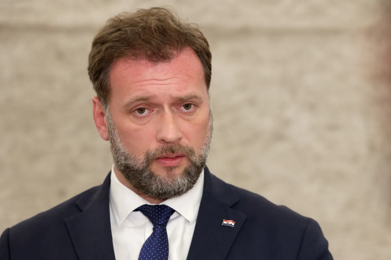 Zagreb, 09.12.2021 - Izjava ministra obrane Marija Banožića i Franka Vidovića nakon sjednice saborskog Odbora za obranu.
Na fotografiji Mario Banožić.
foto HINA/ Edvard &Scaron;U&Scaron;AK/ es