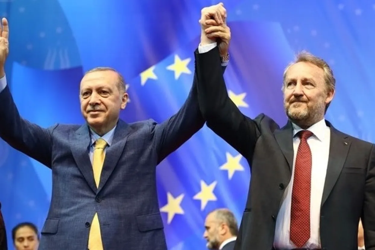 This handout photo released and taken on May 20, 2018 by the Turkish presidential press service shows Turkey's President Recep Tayyip Erdogan (C), his wife Emine Erdogan and the chairman of the tripartite Presidency of Bosnia and Herzegovina Bakir Izetbegovic (R) during a pre-election rally in Sarajevo on May 20, 2018.
President Erdogan arrived in a one-day working visit to Bosnian capital. During the visit, Erdogan will attend convention of Turkish - European Democrats, organized by his party, as a pre-election rally, for all the Turkish nationals who live in Europe, outside Turkey./AFP PHOTO/TURKISH PRESIDENTIAL PRESS SERVICE/Kayhan OZER/RESTRICTED TO EDITORIAL USE - MANDATORY CREDIT "AFP PHOTO/TURKISH PRESIDENTIAL PRESS OFFICE/KAYHAN OZER " - NO MARKETING NO ADVERTISING CAMPAIGNS - DISTRIBUTED AS A SERVICE TO CLIENTS