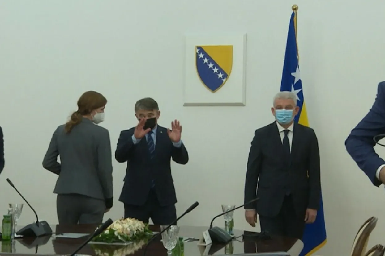 Dodik odbio slikanje