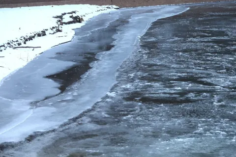 25.01.2022., Sarajevo, Bosna i Hercegovina - Rijeka Miljacka dijelom je zaledila na Bentbasi. U Bosni i Hercegovinu jutros su temperature isle i do -20. Glavni grad okovan je ledom, najniza jutarnja temperatura bila je -15 stepeni.
Photo: Armin Durgut/PIXSELL